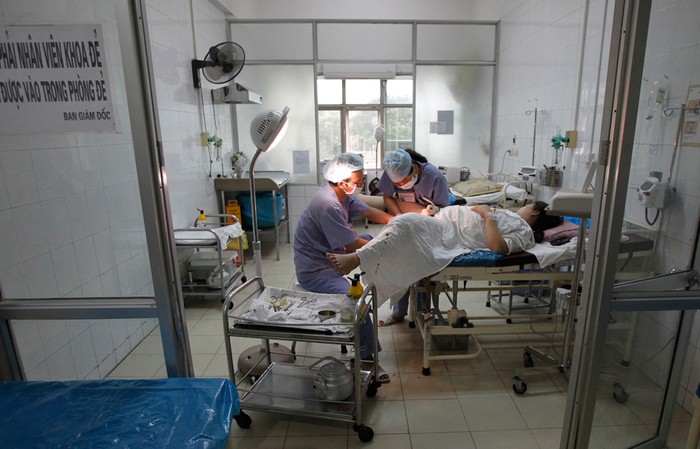 Các bác sỹ tại Bệnh viện phụ sản Trung ương đang hỗ trợ sinh cho sản phụ Lê Thị Nga.
